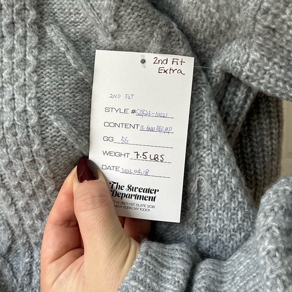 Cable Knit V-neck Pullover - Picture 9 of 9